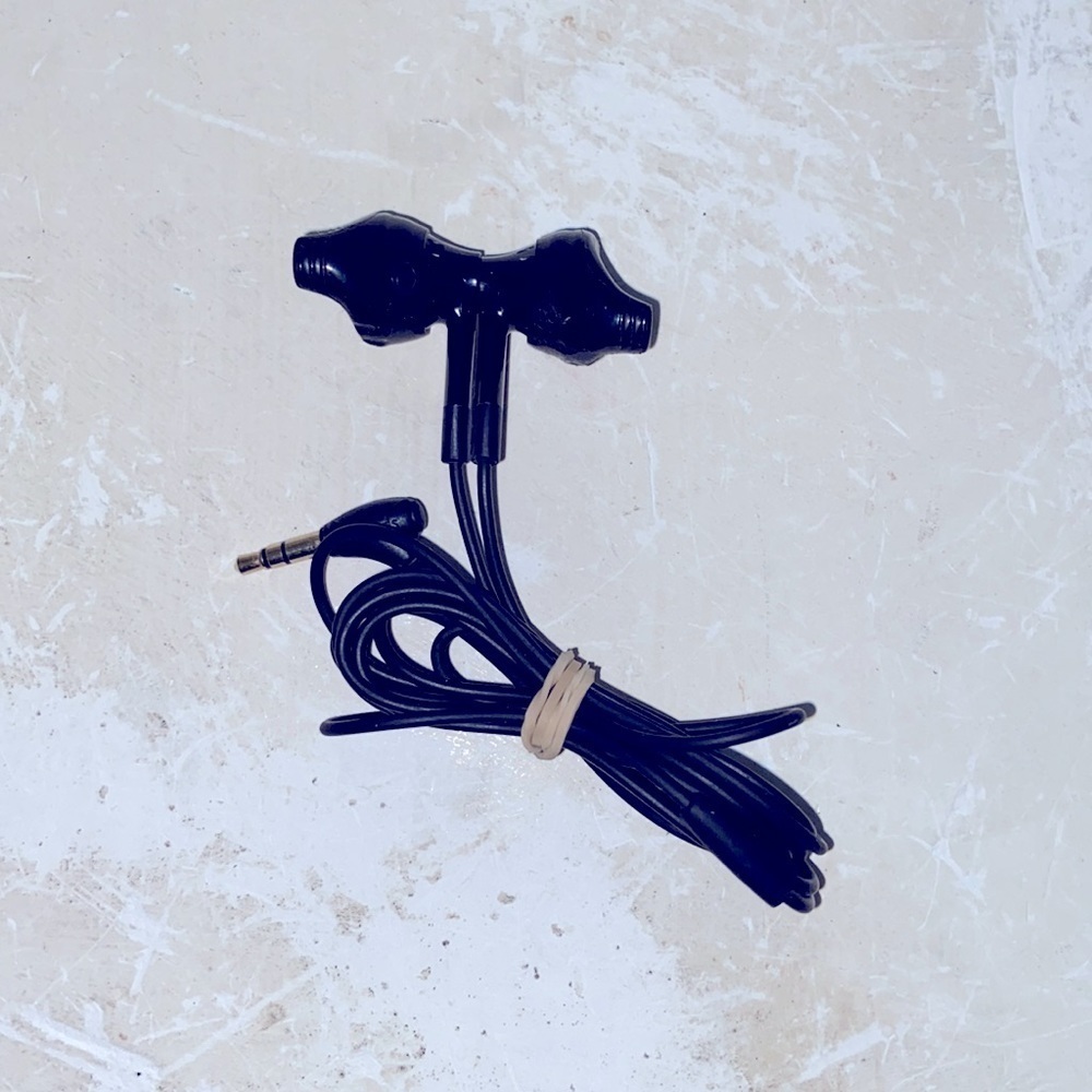 workout 🏋️‍♀️ earphones magnets 🧲 attached lock in place ear pieces pristine‌‍